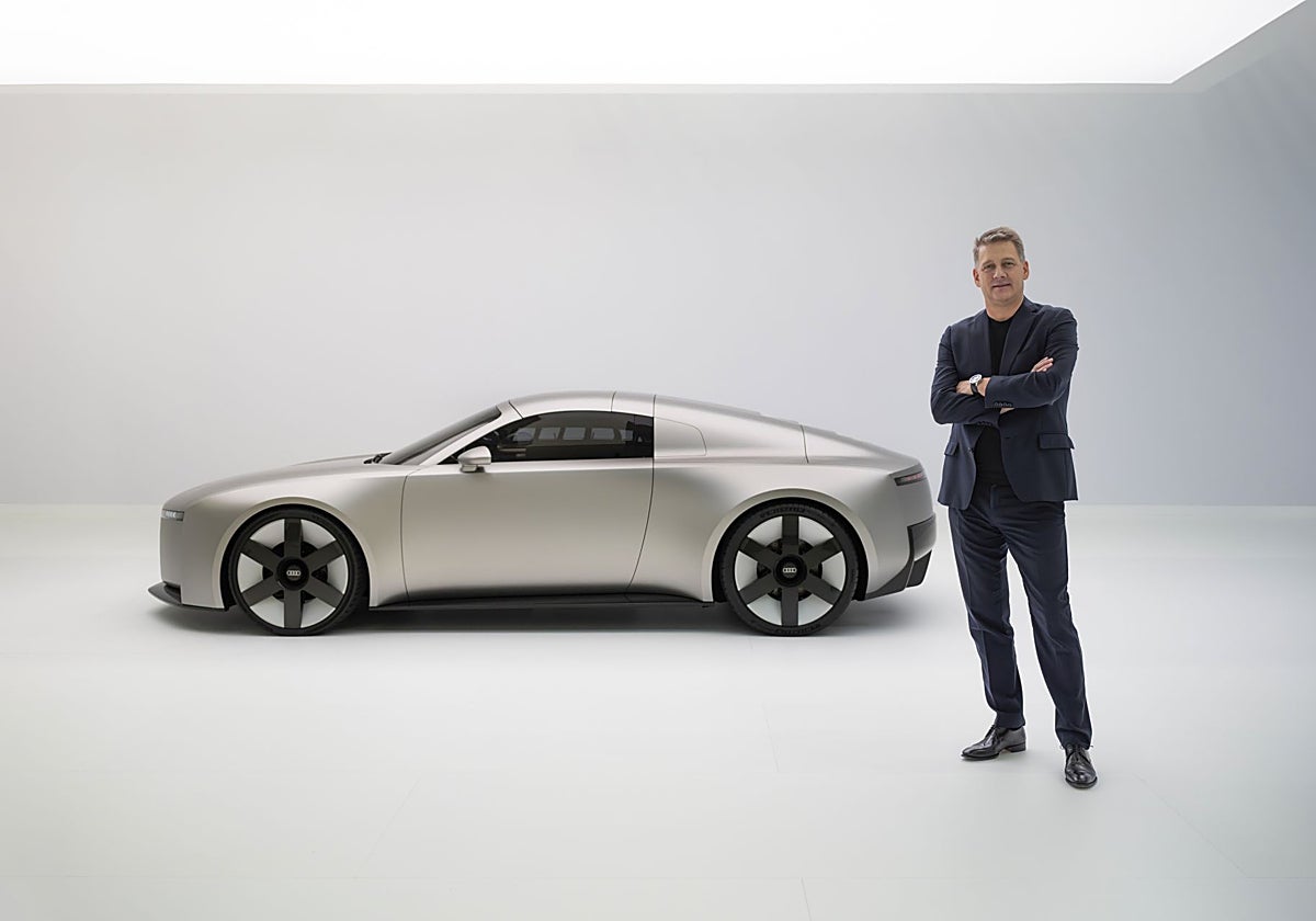 Gernot Döllner posa junto al Audi Concept C