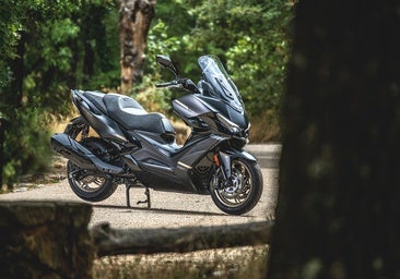 Kymco actualiza su megascooter Xciting VS 400 con nuevas terminaciones y mayor eficiencia