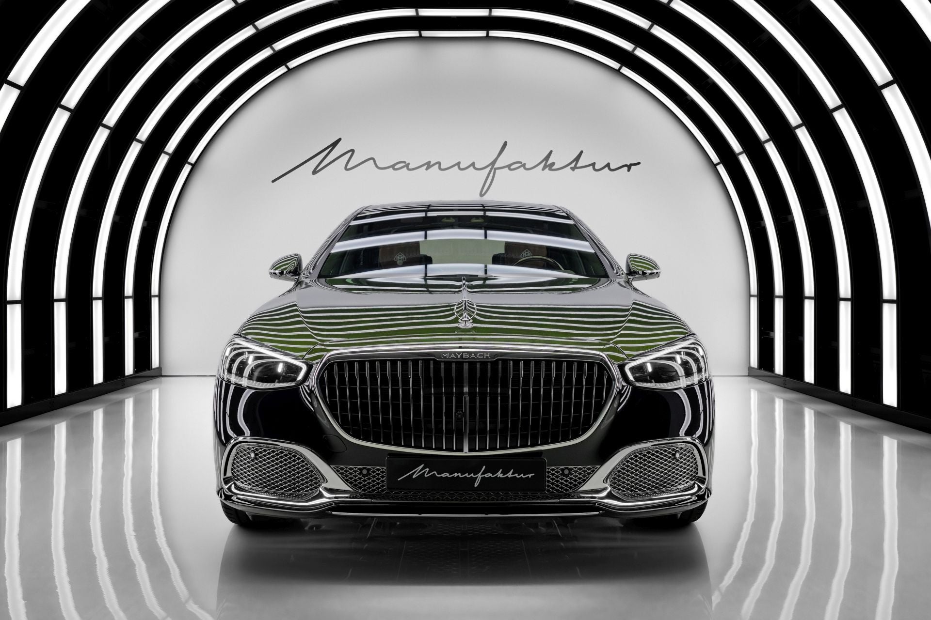 El Mercedes‑Maybach V12 Edition actualiza esta tradición, ofreciendo elementos de diseño a medida a través del programa Manufaktur, donde la artesanía se encuentra con la perfección.