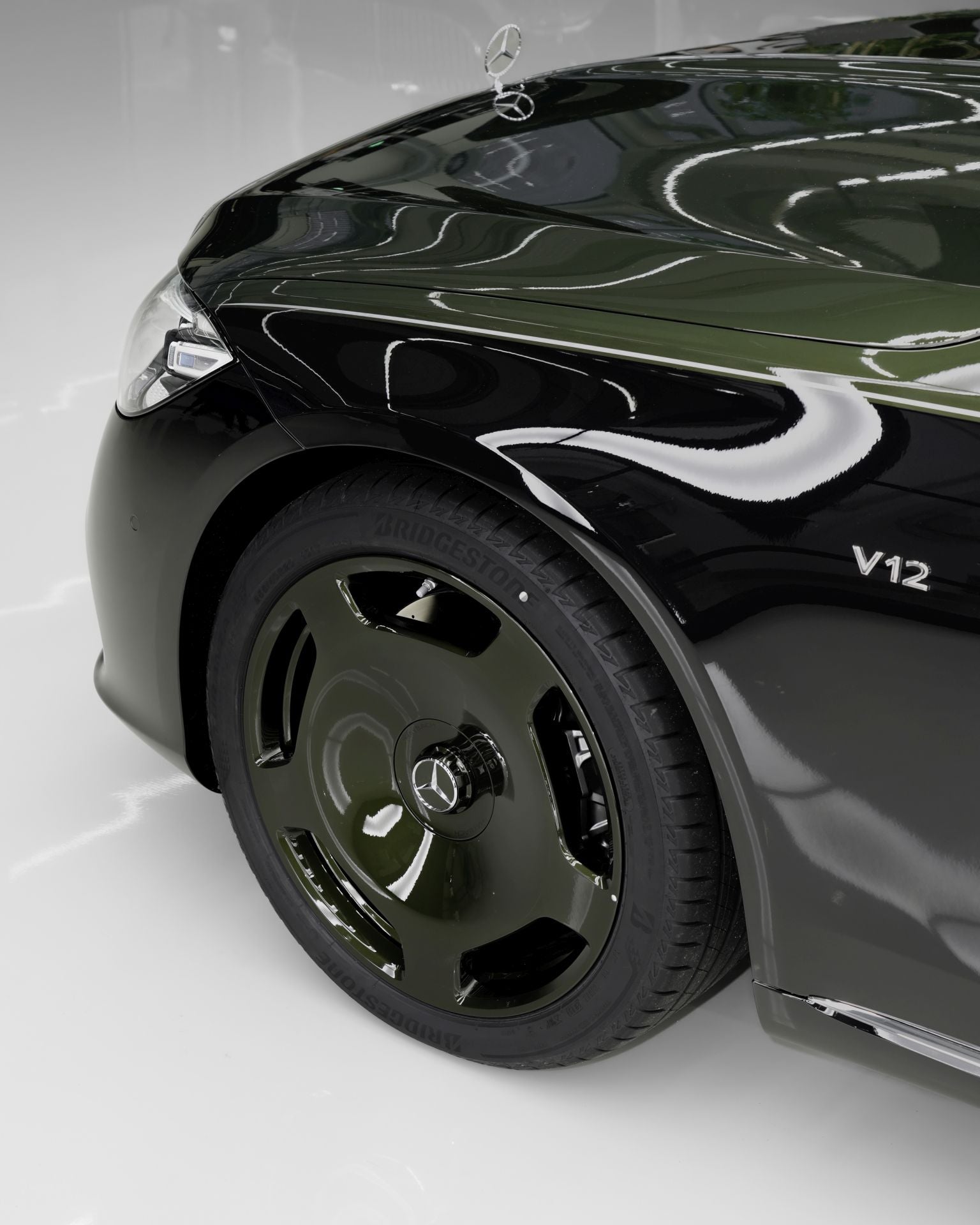 En el corazón del Mercedes‑Maybach S 680 se encuentra una obra maestra de la ingeniería. Doce cilindros, perfectamente alineados, crean una sinfonía de potencia y refinamiento.