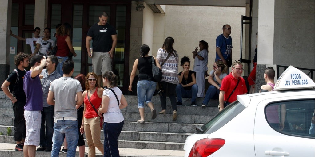 Cambios en el carnet de conducir del coche a partir de hoy en España: la DGT confirma el nuevo modelo de examen