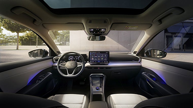 El nuevo T-Roc evoluciona con un interior completamente renovado con pantallas de hasta 12,9 pulgadas, control por voz «IDA» y asistentes de conducción de última generación