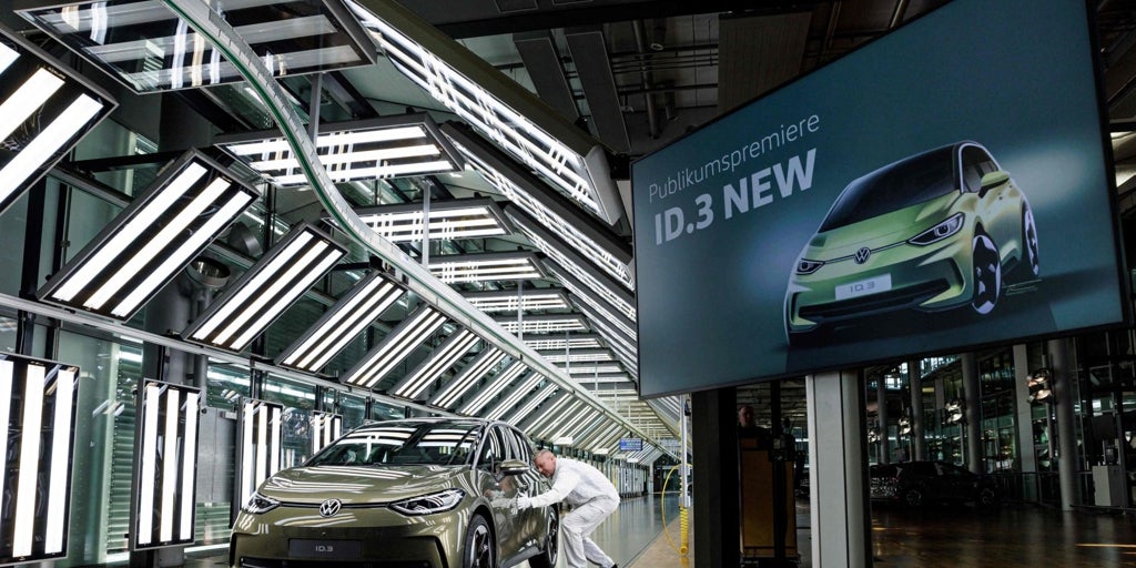 La industria europea paraliza sus fábricas ante la baja demanda