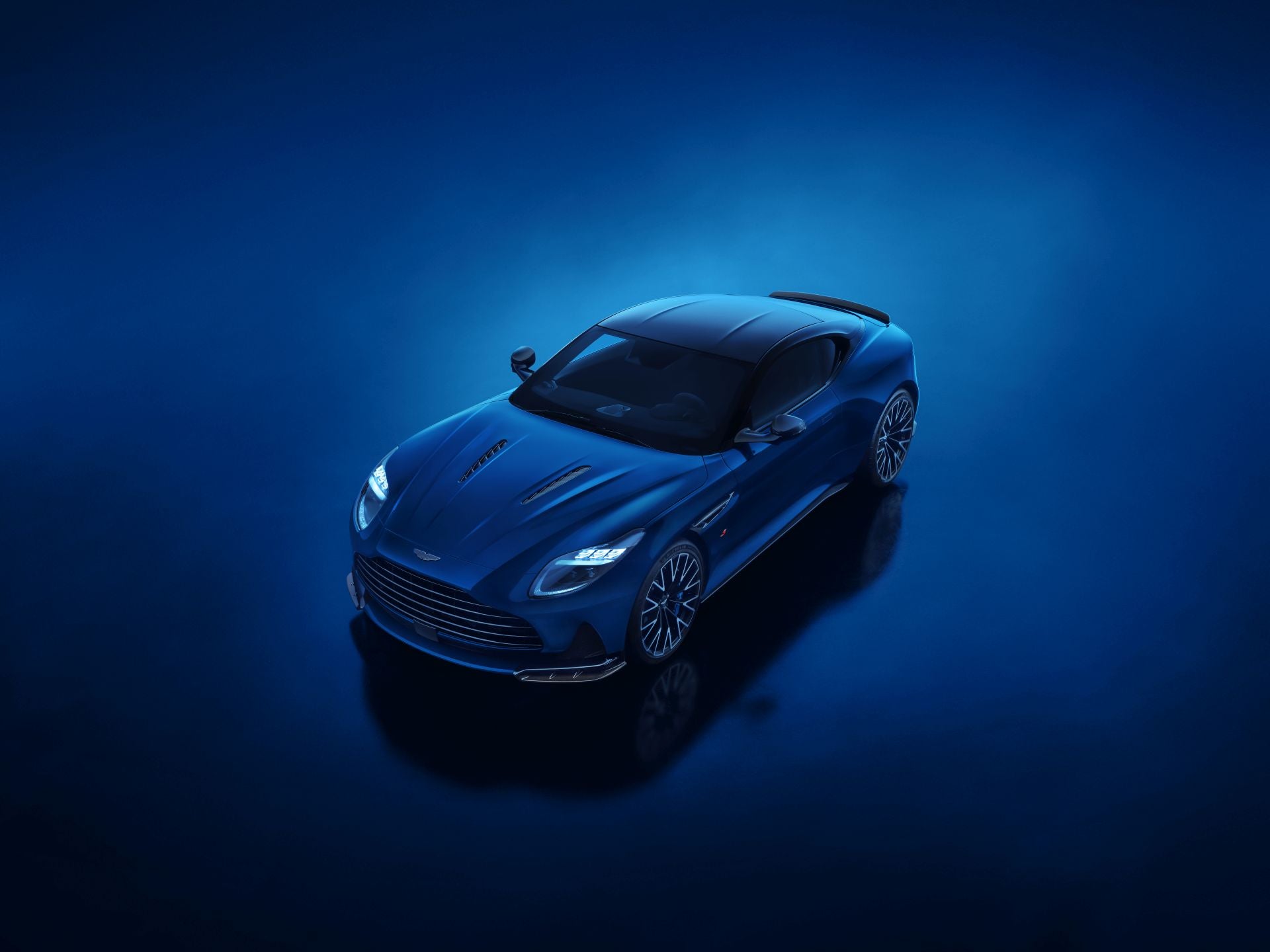 La respuesta mecánica también ha sido afinada. Los tiempos de cambio se reducen más del 50 %, mientras que el nuevo mapa del acelerador permite una conexión más precisa entre el conductor y el motor. Cada pisada del pedal transmite una sensación de control inmediata.