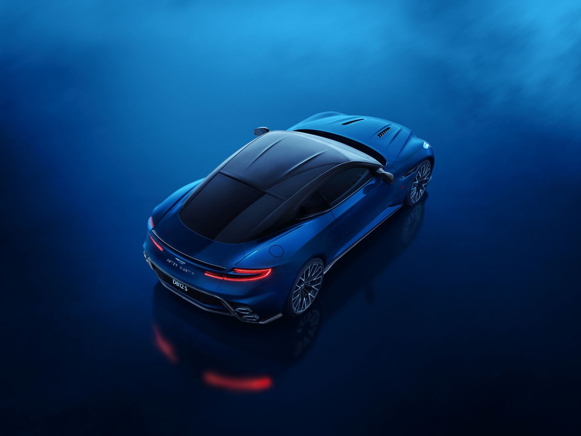 El chasis recibe una puesta a punto completa para ganar agilidad sin sacrificar confort. Los amortiguadores Bilstein DTX se han recalibrado y se acompañan de una barra estabilizadora trasera más rígida, lo que mejora la estabilidad y la precisión en curva.