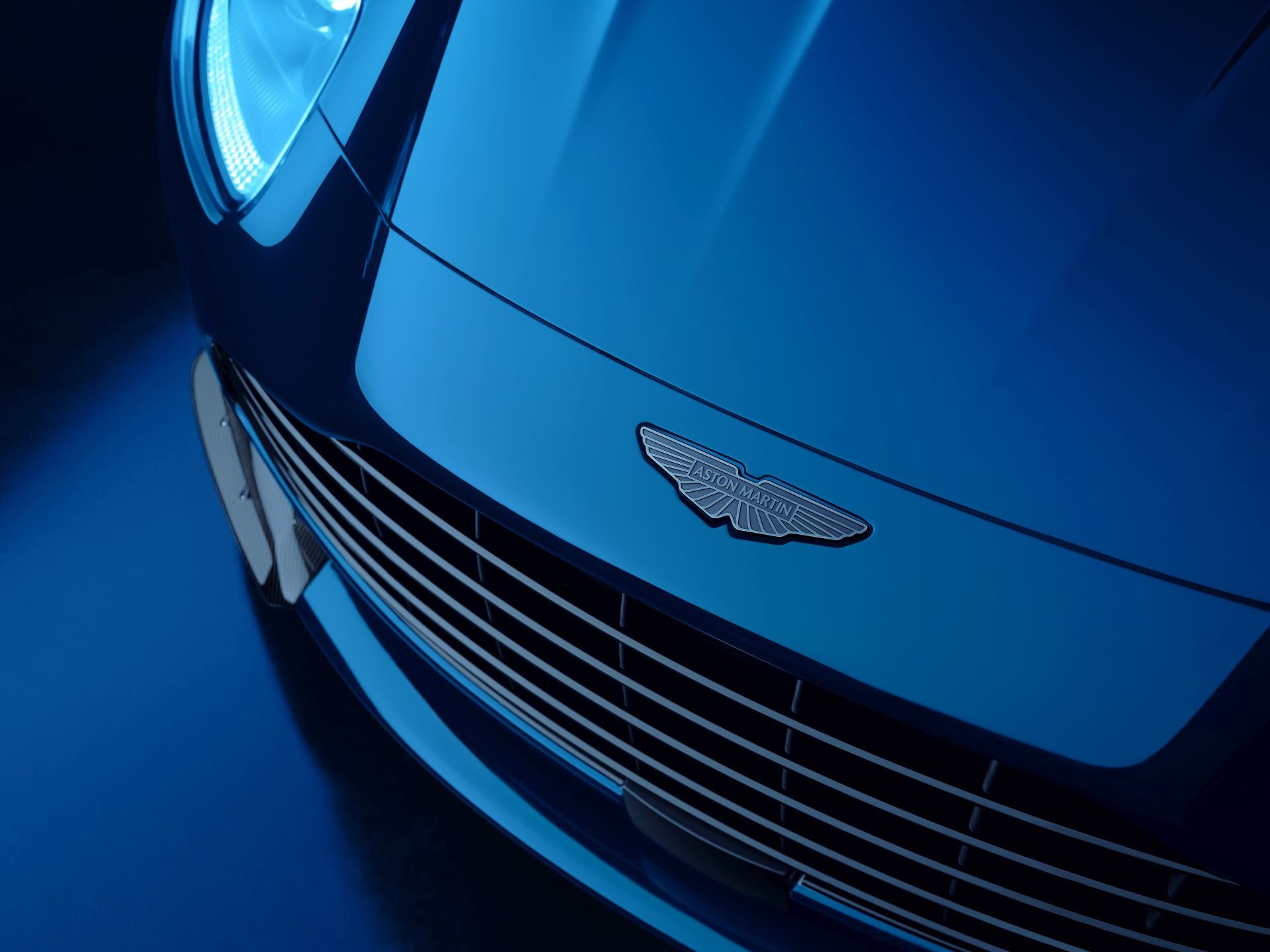 El modelo también integra el sistema de control de frenado en curvas (CBC), que ajusta la estabilidad en la entrada a los giros y optimiza la tracción mediante la vectorización del par motor en el eje trasero. El resultado es una frenada más tardía, segura y precisa.