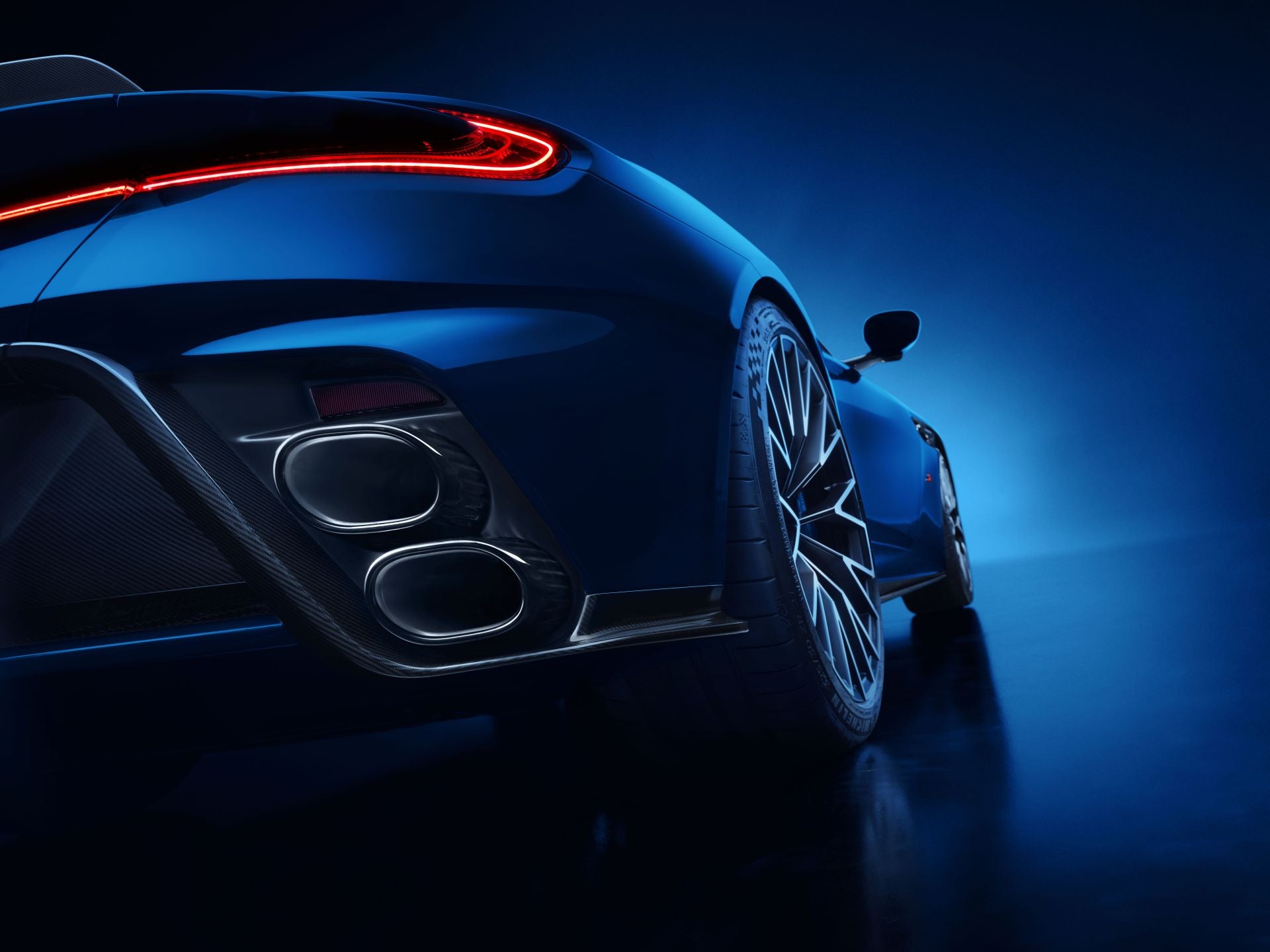 El diseño exterior refleja la evolución técnica. El frontal adopta un nuevo divisor doble y rejillas de capó funcionales que mejoran la aerodinámica y la refrigeración. Estas piezas pueden elegirse en negro brillante o fibra de carbono.