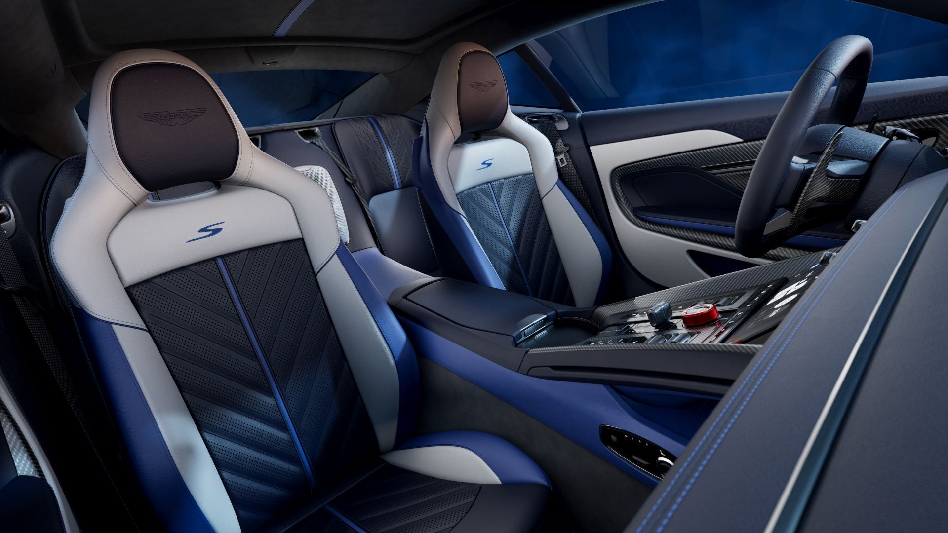 Aston Martin ya acepta pedidos del DB12 S en carrocerías Coupé y Volante. Las primeras unidades se entregarán en el primer trimestre de 2026, marcando una nueva cima para el legendario linaje DB.