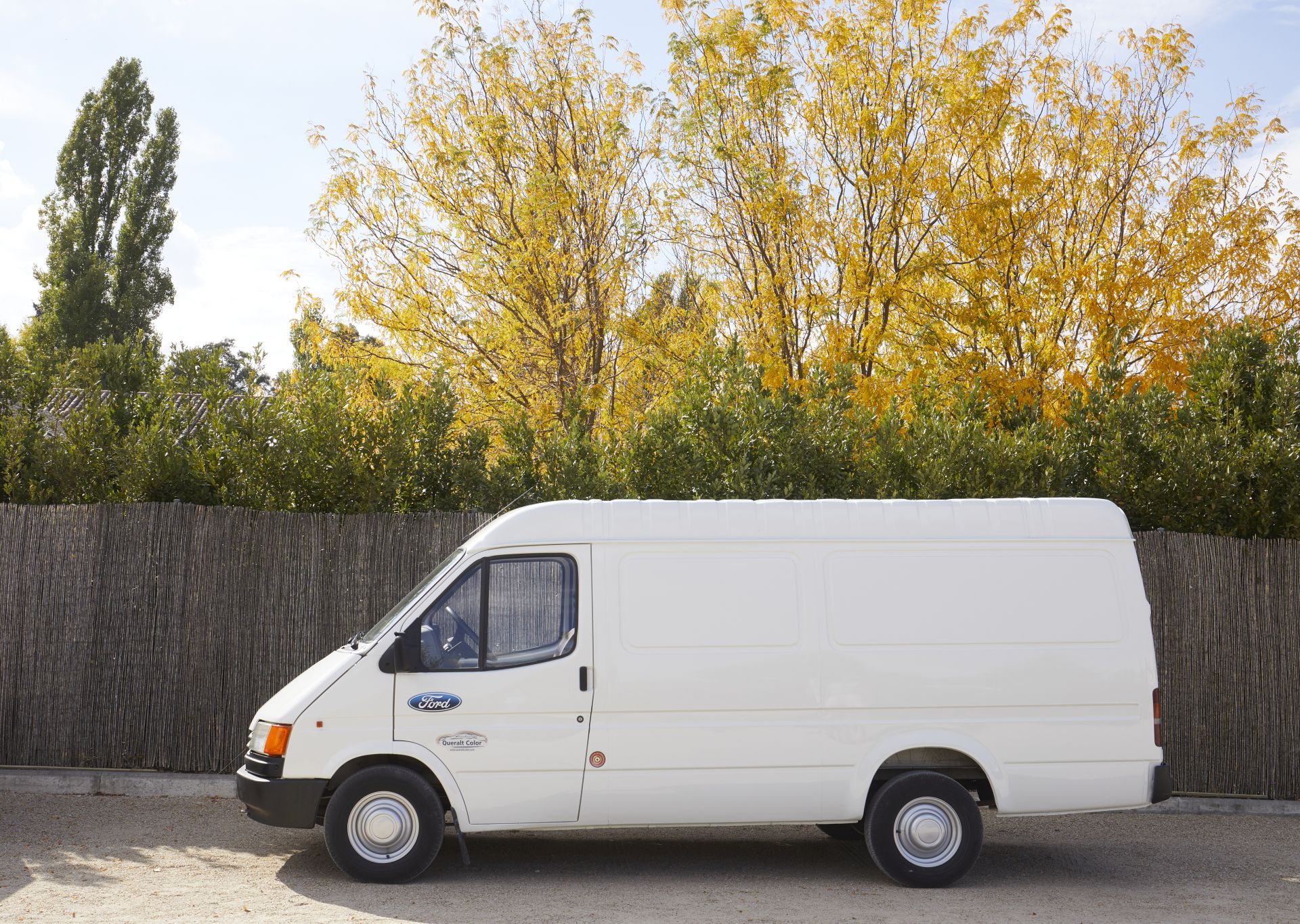 1986 – 2000: Mk 3, la revolución aerodinámica en el transporte Un diseño verdaderamente revolucionario definió la Transit Mk3 en 1986. Su innovador frontal aerodinámico le confirió un coeficiente de resistencia (Cd) de 0,37, una cifra que no solo era la mejor de su clase, sino que incluso superaba la de muchos turismos de la época, lo que se traducía en una mayor eficiencia y estabilidad. Esta generación fue actualizada en 1994, recibiendo un frontal renovado que la hacía aún más reconocible y que reforzaba su imagen como la Transit más vanguardista y segura hasta la fecha, incorporando mejoras significativas en aspectos como la ergonomía y la protección de los ocupantes.