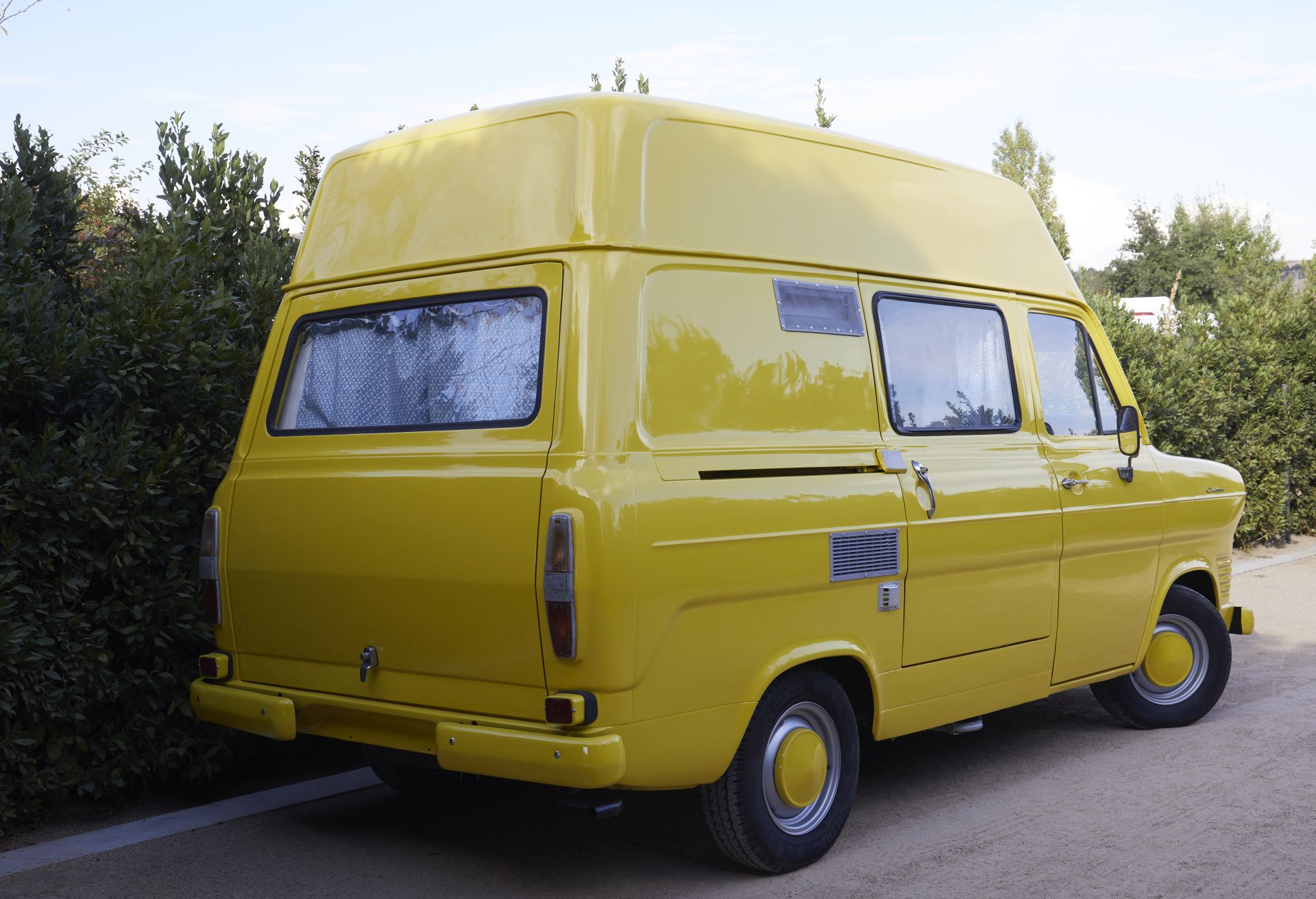 1965 – 1978: Mk1, el nacimiento de un icono En 1965 se produjo el verdadero comienzo de una nueva era para los vehículos comerciales con la fabricación de la primera Ford Transit Mk1. Este modelo revolucionario no solo ofrecía una capacidad de carga y una robustez sin precedentes, sino que también presentaba un diseño moderno y práctico. Su éxito fue tan rotundo que, tras una actualización en 1975 que le dio un distintivo look negro, la unidad un millón no tardó en salir de la cadena de montaje, demostrando su rápida aceptación y su impacto transformador en la industria.