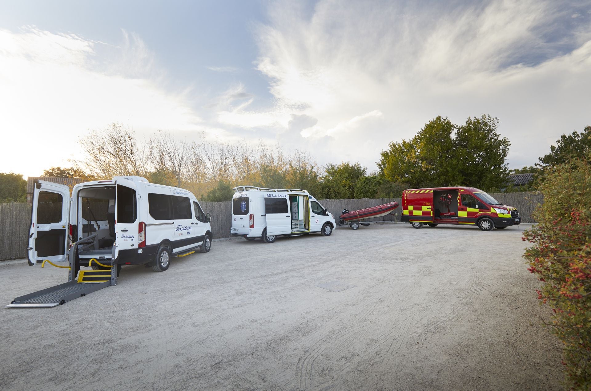 Más allá de su rendimiento comercial, la Ford Transit se ha consolidado como un pilar fundamental en el servicio a la comunidad. Su robustez, fiabilidad y versatilidad la convierten en la elección predilecta para vehículos de emergencia y servicios esenciales: desde ambulancias que salvan vidas –incluidas las innovadoras E-Transit eléctricas, que permiten operaciones silenciosas y sin emisiones en entornos urbanos y rurales– hasta unidades de bomberos especializadas. Por su parte, el programa Ford Adapta, una iniciativa pionera desarrollada en colaboración con la Fundación ONCE, busca garantizar la inclusión social, facilitando el acceso y la adaptación de vehículos para personas con discapacidad y/o movilidad reducida. La versatilidad de la gama Transit es fundamental en este sentido, y la E-Transit carrozada bajo el programa Ford Adapta representa un avance significativo. Este vehículo 100% eléctrico no solo proporciona una movilidad sostenible y de cero emisiones, crucial para el acceso a zonas urbanas, sino que se convierte en la solución ideal para empresas sociosanitarias, centros de día, residencias y organismos públicos que buscan ofrecer un servicio de transporte inclusivo. La E-Transit adaptada ofrece capacidad para hasta tres sillas de ruedas, asegurando un transporte eficiente, cómodo y accesible para pasajeros con movilidad reducida, reafirmando el papel de Ford como un actor clave en la promoción de una sociedad más accesible.