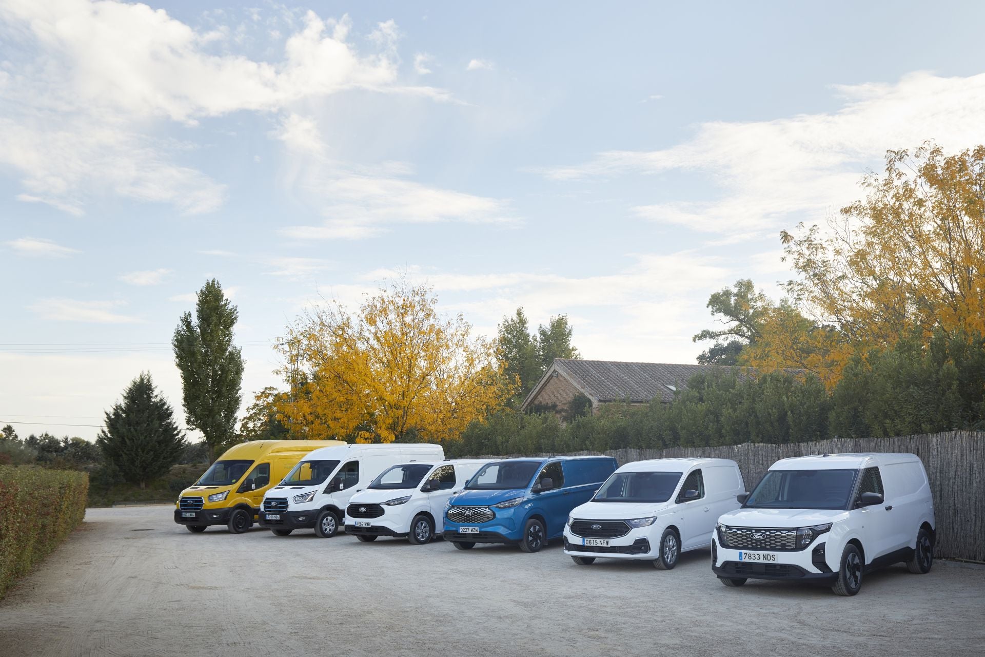  2014: Mk6, la expansión estratégica de la gama Transit La Mk6 Transit de dos toneladas se lanzó en 2014 como el buque insignia de esta renovada y ampliada gama Transit. Fue un modelo concebido con una visión global, desarrollado para su venta en seis continentes, incluyendo mercados clave como Europa y Norteamérica. En Europa, la producción se extendió para abarcar todas las carrocerías y variantes disponibles, asegurando que cada cliente pudiera encontrar la solución perfecta adaptada a sus necesidades específicas, desde el transporte de mercancías hasta aplicaciones especializadas. A partir de 2014, además de la nueva Transit de dos toneladas, se hace una ambiciosa ampliación de la gama con la introducción de la Transit Connect y la Transit Courier. Esta diversificación permitió a Ford ofrecer soluciones más específicas y adaptadas a las distintas necesidades del mercado, desde furgonetas compactas para entornos urbanos hasta modelos de mayor capacidad para tareas más exigentes.