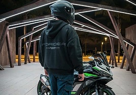 Jóvenes valencianos revolucionan la moda para motoristas urbanos
