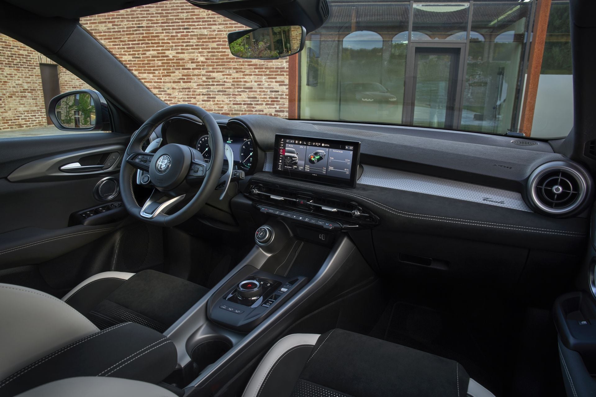 La edición de lanzamiento Sport Speciale se posiciona como la expresión más exclusiva del modelo, con detalles en Alcantara bicolor, costuras blancas en contraste y elementos exteriores en negro brillante y plata.