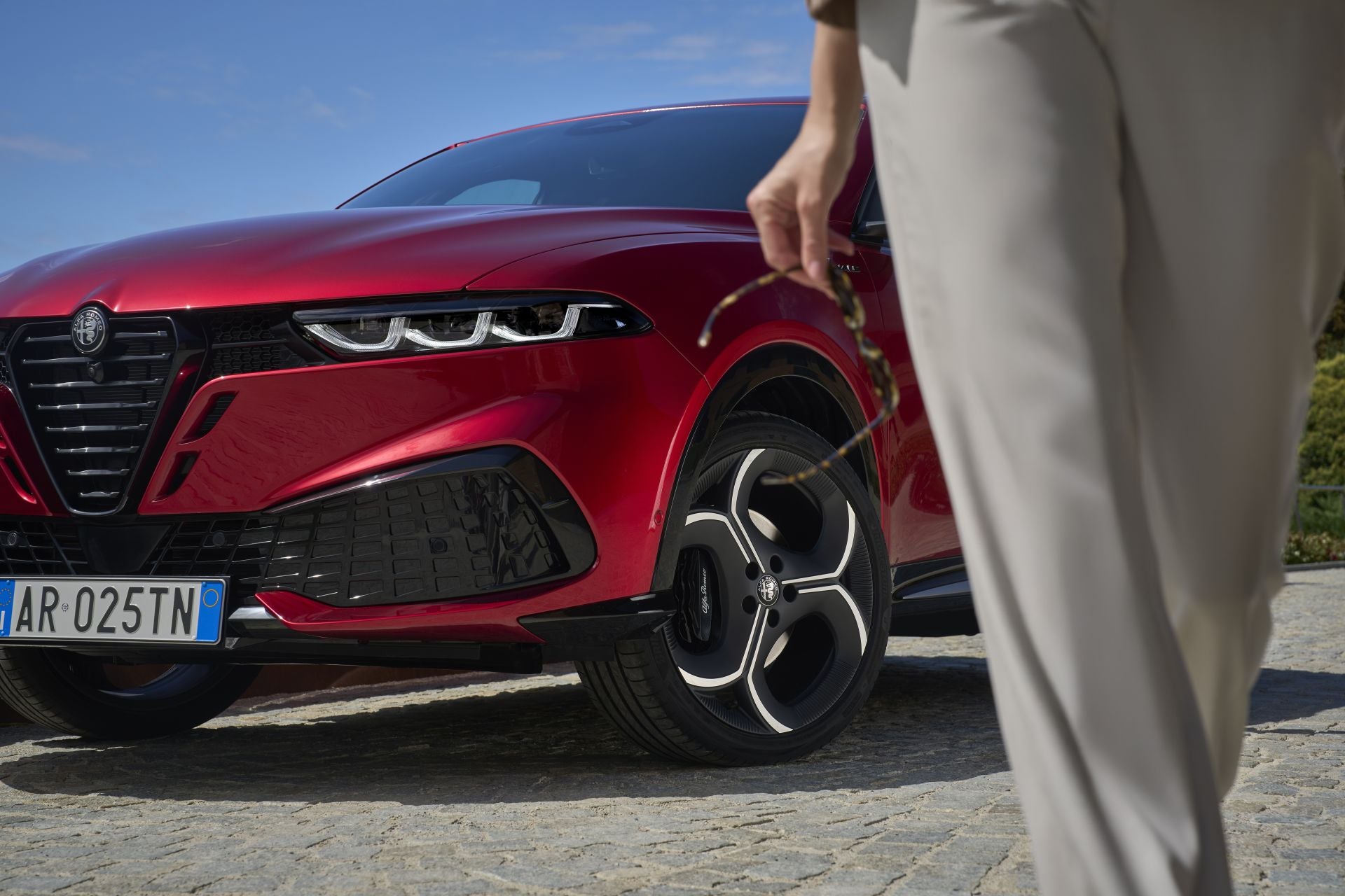 Su chasis perfectamente equilibrado, con suspensión independiente McPherson en ambos ejes y una de las direcciones más directas del segmento (13,6:1), ofrece un comportamiento preciso.