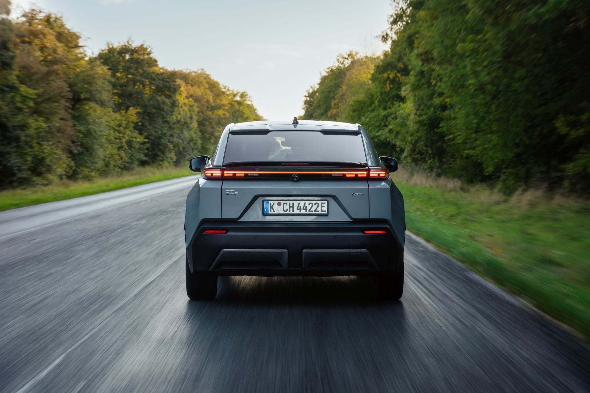 Desarrollado sobre la plataforma e-TNGA, el C-HR+ Electric combina rendimiento, fiabilidad y eficiencia aerodinámica. Está disponible en España con una batería de 77 kWh. La versión de tracción delantera ofrece hasta 609 km de autonomía combinada y 224 CV DIN (165 kW) de potencia. La versión de tracción total (AWD) incorpora un motor eléctrico adicional (eAxle) en el eje posterior. Ofrece una potencia combinada de 343 CV DIN (252 kW), una autonomía máxima combinada de hasta 500 km y acelera de 0 a 100 km/h en 5,2 segundos.