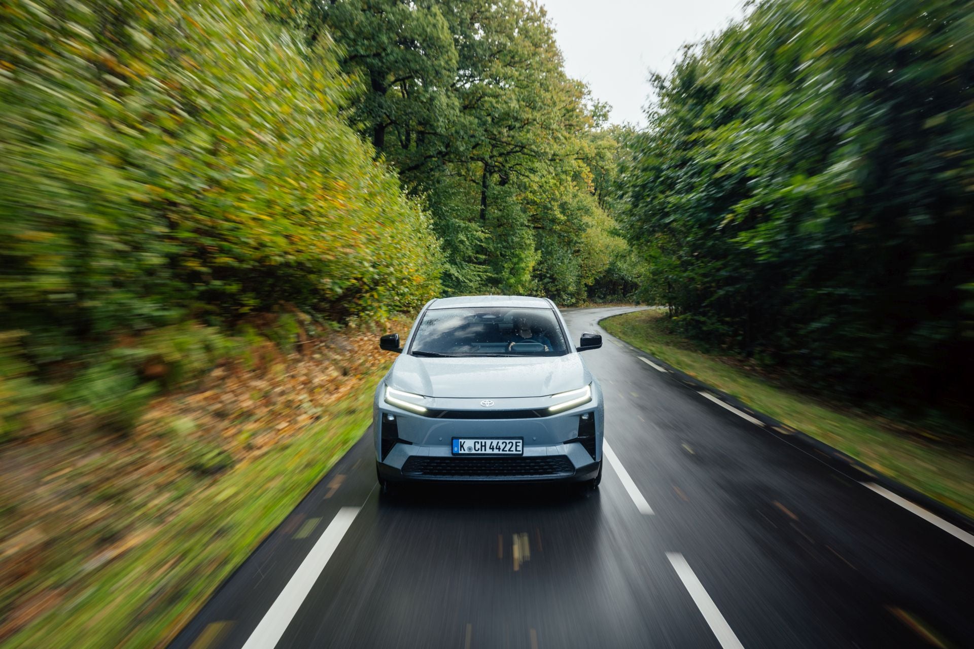 Permite recargar del 10% al 80% en solo 30 minutos. Dispone de preacondicionamiento inteligente de la batería para optimizar la eficiencia de las recargas, incluso en climas fríos.