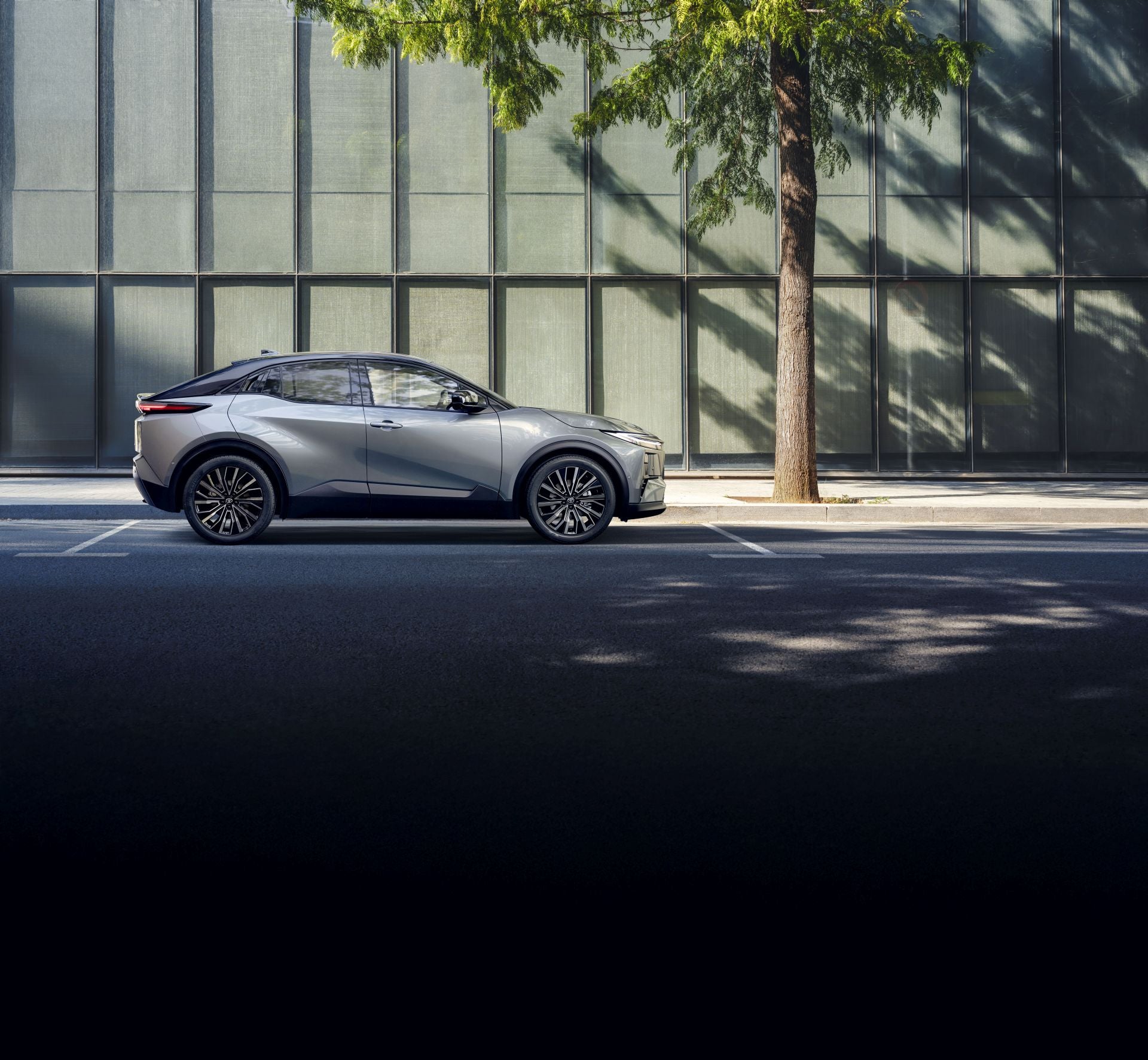 El C-HR+ Electric está disponible en dos acabados principales: Advance y Spirit. Los precios de salida son: Advance: Desde 36.500 €; Spirit: Desde 44.000 €. Financiación: Disponible con Toyota Easy Plus, incluyendo 4 años de garantía y mantenimiento. Advance: 250 €/mes en 48 cuotas con una entrada de 12.991,85 €; Spirit: 350 €/mes en 48 cuotas con una entrada de 14.232 €.