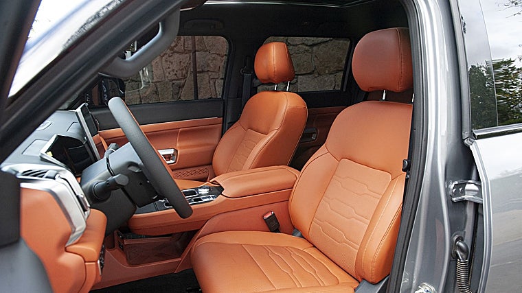 El interior de la 400 tiene acabados y equipamiento premium