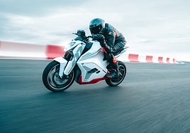 Probamos la nueva Ultraviolette F77, una futurista y ambiciosa naked eléctrica