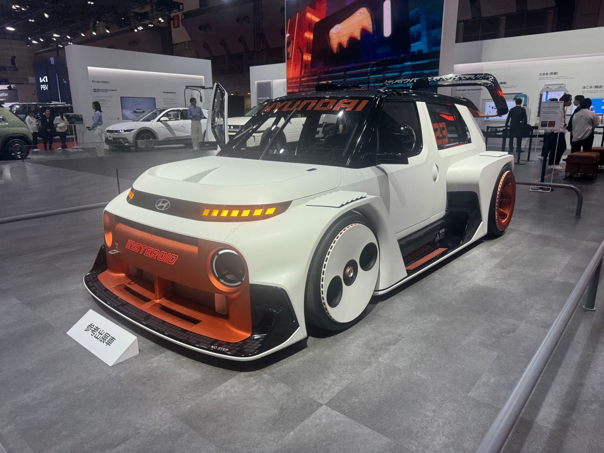 Desde Corea del Sur, Hyundai utiliza el JMS para subrayar su liderazgo en tecnología de hidrógeno y electrificación. Lanzamiento en Japón del nuevo Hyundai NEXO (vehículo eléctrico de pila de combustible – FCEV), diseñado para emisiones cero, mayor autonomía y sistemas de seguridad avanzados. También presentan el concept car Hyundai Insteroid que adelanta elementos de diseño y tecnologías de movilidad futura (plataforma E-GMP, marca HTWO para hidrógeno, zona «Hydrogen Journey» en el stand).