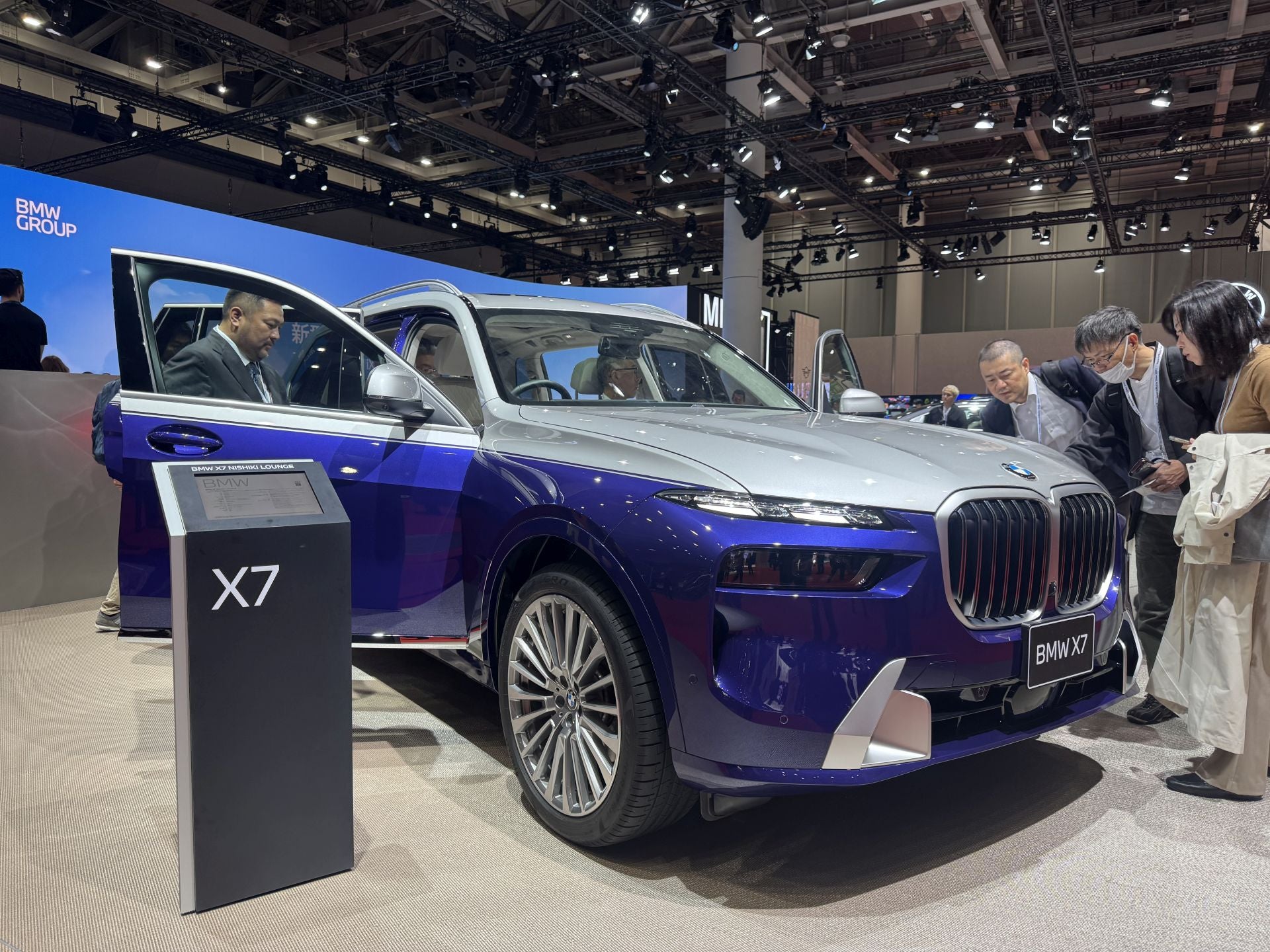 La alemana BMW aprovecha el salón para mostrar la próxima generación eléctrica basada en su plataforma «Neue Klasse». Presentación asiática del nuevo BMW iX3 -primer modelo de producción basado en la arquitectura Neue Klasse-. Su producción para el mercado japonés está prevista para marzo de 2026, con ventas a partir de la segunda mitad de 2026. El stand integrará también tecnologías de diseño, digitalización, conectividad y un nuevo sistema de control «BMW Operating System X». Esto marca un cambio de lenguaje de diseño y plataforma para la marca.
