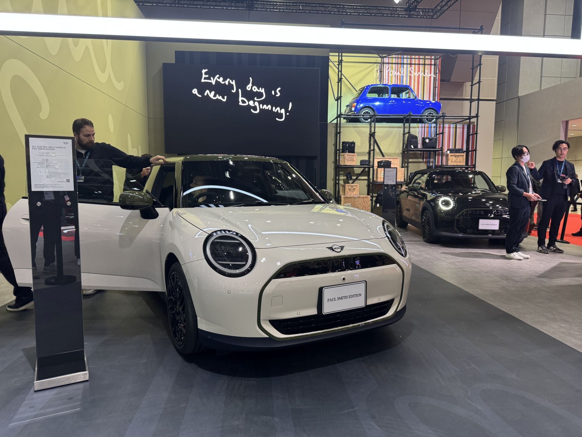 La alemana BMW aprovecha el salón para mostrar la próxima generación eléctrica basada en su plataforma «Neue Klasse». Presentación asiática del nuevo BMW iX3 -primer modelo de producción basado en la arquitectura Neue Klasse-. Su producción para el mercado japonés está prevista para marzo de 2026, con ventas a partir de la segunda mitad de 2026. El stand integrará también tecnologías de diseño, digitalización, conectividad y un nuevo sistema de control «BMW Operating System X». Esto marca un cambio de lenguaje de diseño y plataforma para la marca.