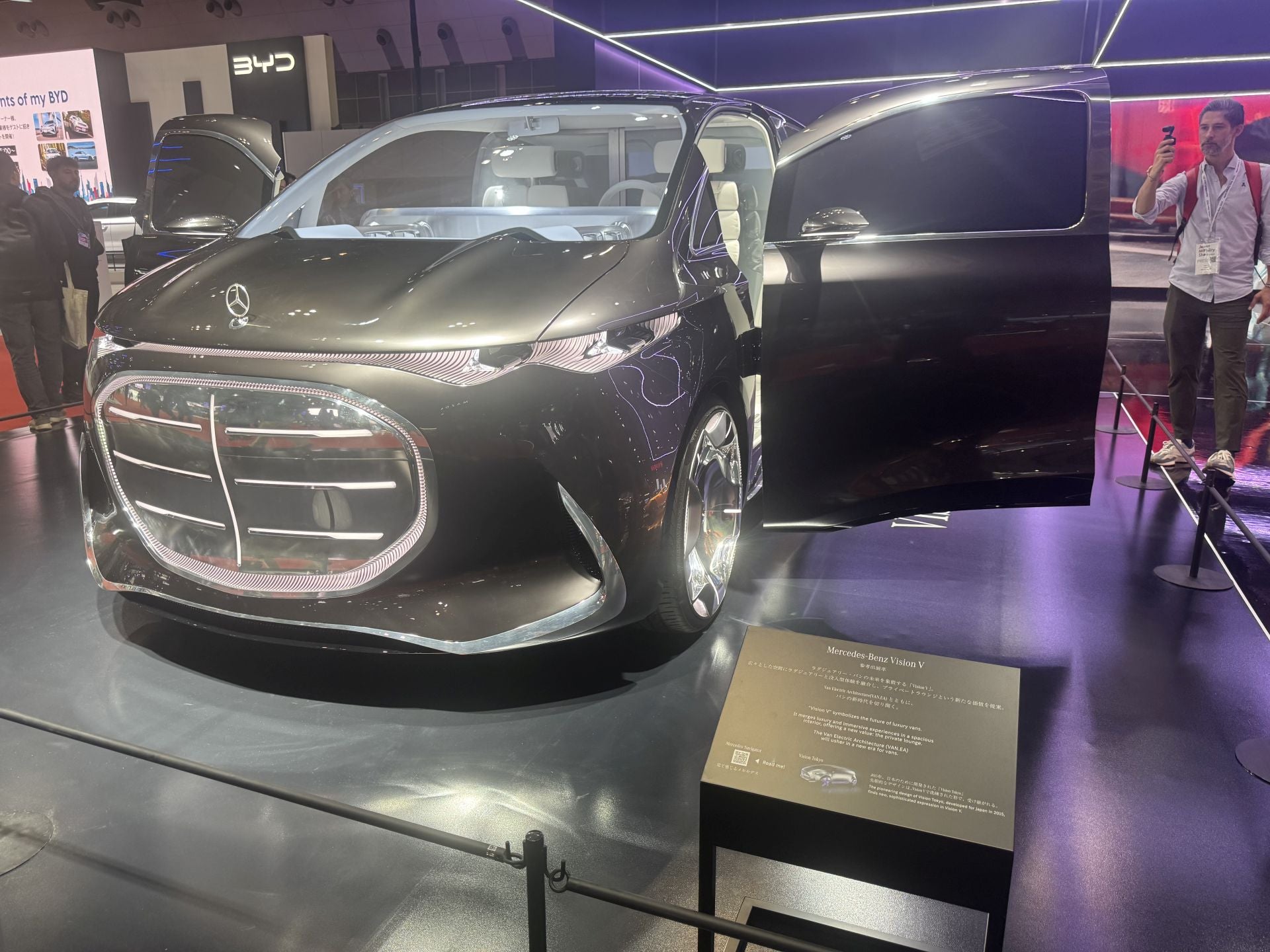 La marca alemana Mercedes-Benz aparece en el listado de participantes del JMS, aunque con un perfil más discreto respecto a lanzamientos de gran impacto comunicativo. Lo más destacado es la Mercedes-Benz Trucks, un monovolumen futurista muy del gusto asiático, donde los pasajeros de la segunda fila son realmente los protagonistas.