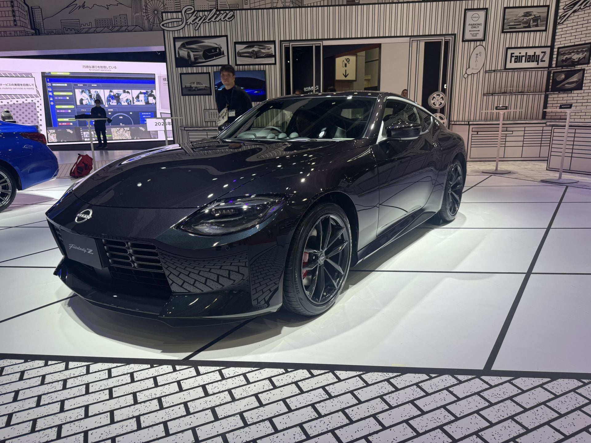 La japonesa Nissan aparece en esta edición del JMS bajo el lema de exponer su «futuro inteligente» en movilidad. Su stand está diseñado con una estética inspirada en el manga, en blanco y negro, como puente entre cultura japonesa e innovación. En el salón han presentado el nuevo Nissan Elgrand, que incorpora la tecnología e-POWER de tercera generación y se posiciona como minibús premium para el mercado doméstico japonés. También la versión actualizada del crossover eléctrico Nissan Ariya también hace su aparición: incluye conectividad Google, funcionalidad Vehicle-to-Load (V2L) y mejoras de suspensión adaptadas para Japón. Exhibe además un vehículo de servicio de movilidad autónoma basado en el minivan Serena, destinado a programas de transporte para población de edad avanzada en Japón. Aunque solo sea para el mercado japonés, han resucitado su todoterreno más legendario, Patrol que lleva más de una década sin producirse para el mercado nipón.