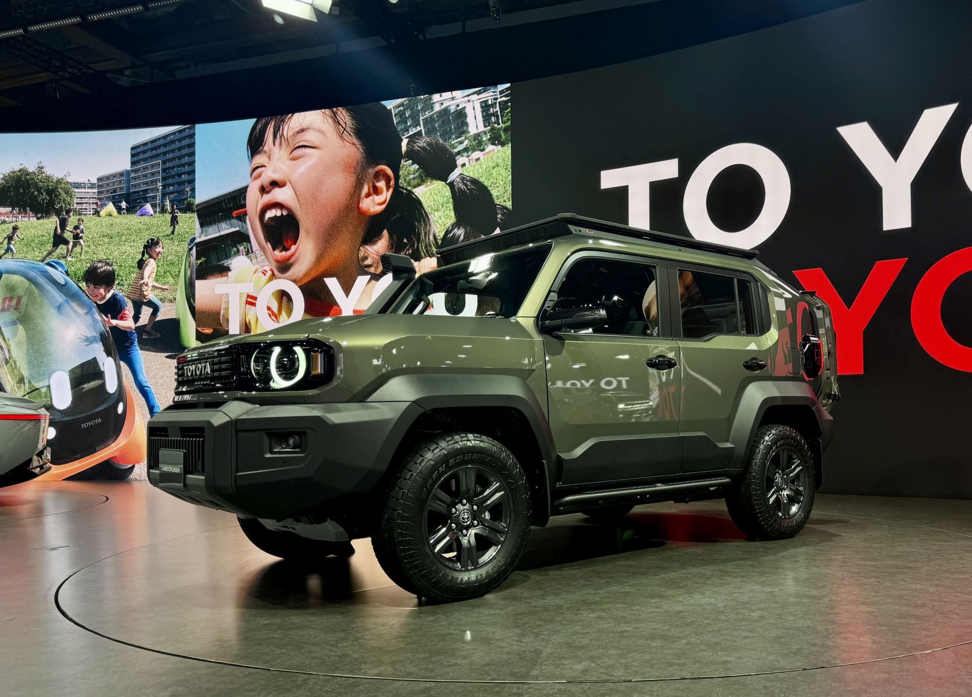 Toyota presentó un abanico amplio: desde un concepto de vehículo eléctrico de altas prestaciones como el «FT-Se» hasta un crossover eléctrico «FT-3e», y una visión para el icónico compacto de masas, el «Corolla Concept». Además, anunció que la marca Century se escindirá como sub-marca de ultra-lujo (ver más abajo). Según Toyota, la estrategia ahora es: electrificación, movilidad plural (híbrido, carga, servicio), red energética y software como variable fundamental.