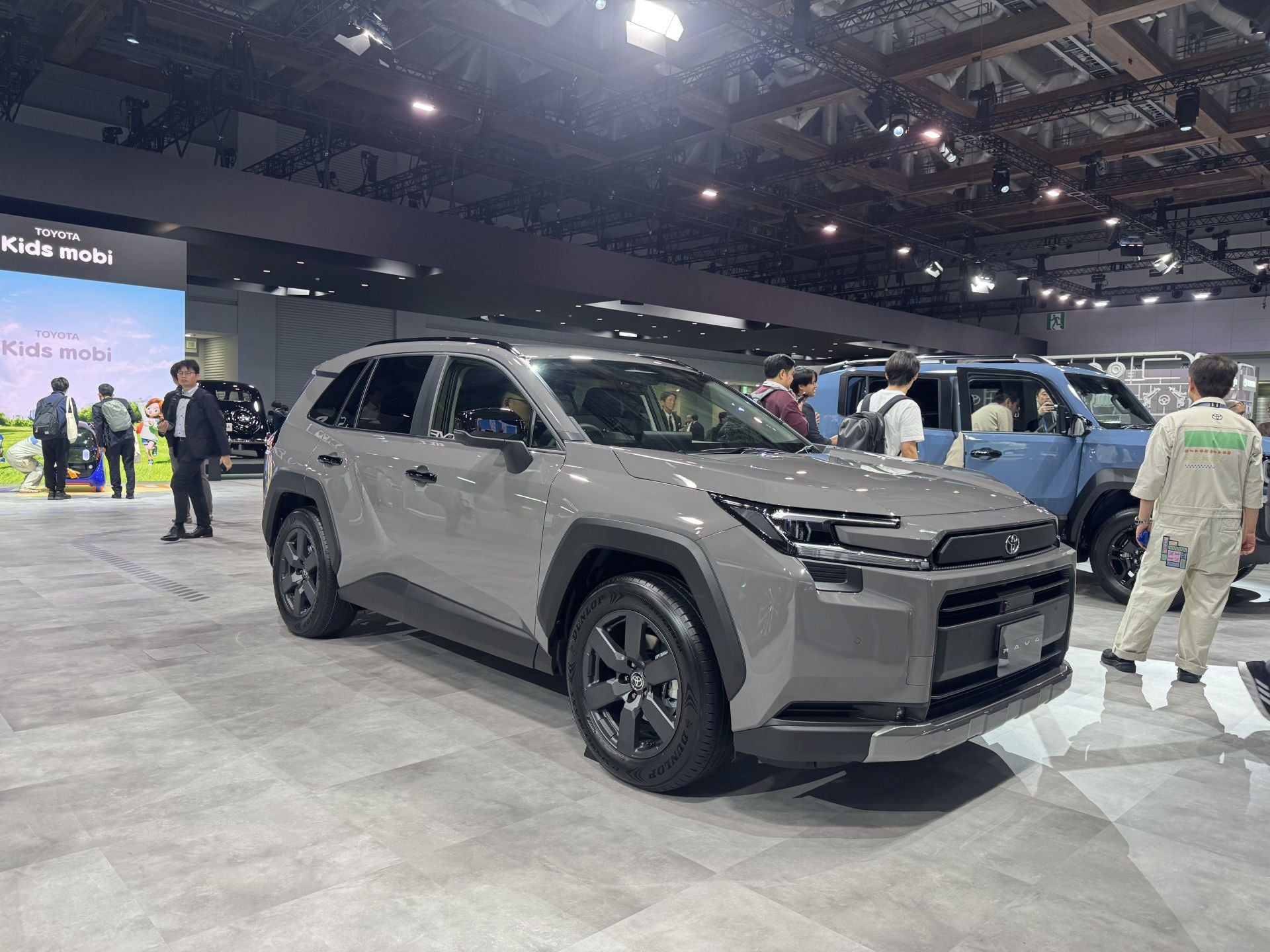 Toyota presentó un abanico amplio: desde un concepto de vehículo eléctrico de altas prestaciones como el «FT-Se» hasta un crossover eléctrico «FT-3e», y una visión para el icónico compacto de masas, el «Corolla Concept». Además, anunció que la marca Century se escindirá como sub-marca de ultra-lujo (ver más abajo). Según Toyota, la estrategia ahora es: electrificación, movilidad plural (híbrido, carga, servicio), red energética y software como variable fundamental.