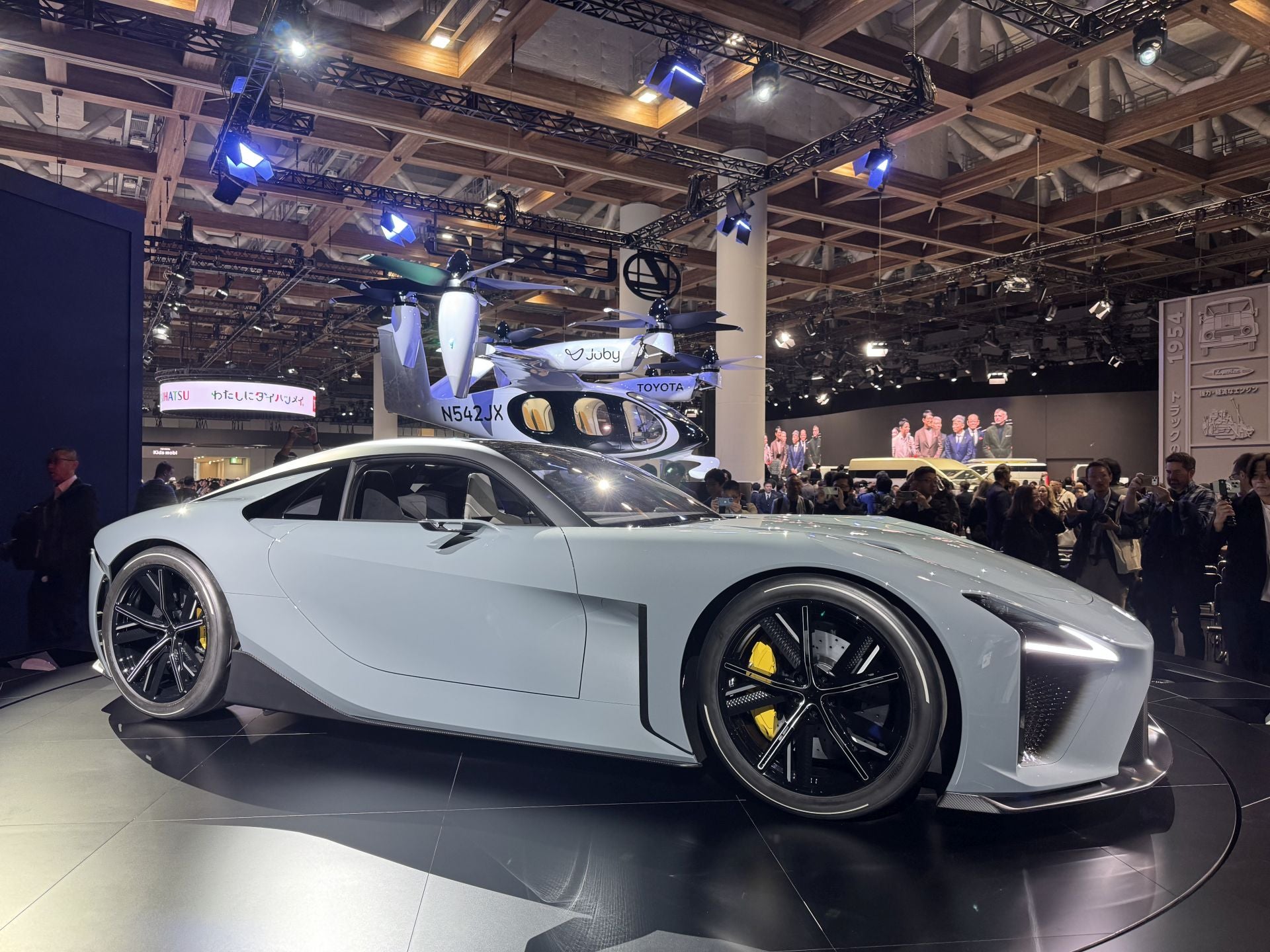 Lexus apostó por lo disruptivo: presentó varias unidades conceptuales entre las que destaca un «LS Concept» con seis ruedas (sí, seis ruedas) que replantea el vehículo de lujo de la marca en una forma radicalmente distinta. También ha mostrado un «Sport Concept» de estética de superdeportivo (o casi), junto con visiones de movilidad premium que van más allá del coche tradicional. El mensaje de Lexus: redefinir la experiencia de lujo, haciéndola más artesanal, más experiencial, y claramente digital/eléctrica.