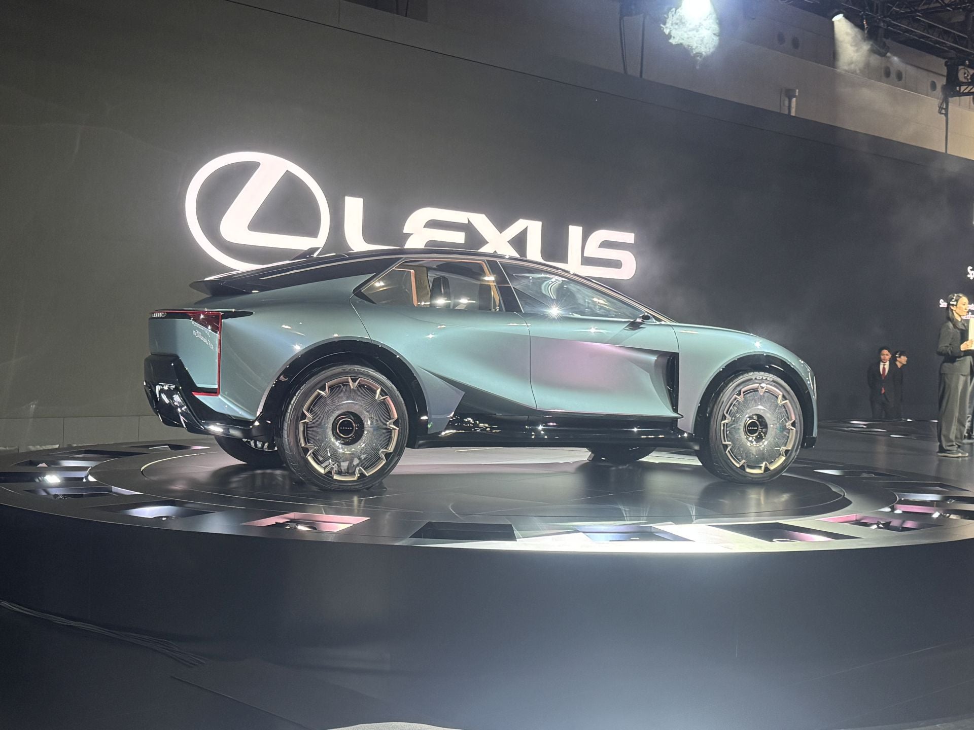 Lexus apostó por lo disruptivo: presentó varias unidades conceptuales entre las que destaca un «LS Concept» con seis ruedas (sí, seis ruedas) que replantea el vehículo de lujo de la marca en una forma radicalmente distinta. También ha mostrado un «Sport Concept» de estética de superdeportivo (o casi), junto con visiones de movilidad premium que van más allá del coche tradicional. El mensaje de Lexus: redefinir la experiencia de lujo, haciéndola más artesanal, más experiencial, y claramente digital/eléctrica.