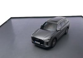 Conocemos en primicia el buque insignia de la marca española que llega con una mecánica híbrida enchufable con 140 kilómetros de autonomía y siete plazas en su interior