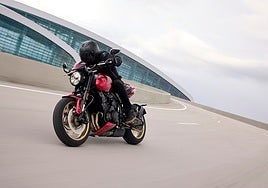 Triumph lanza la nueva Trident 800, una versión más potente y deportiva de su naked de acceso