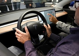 Tesla espera aprobar su conducción semiautónoma en China en 2026