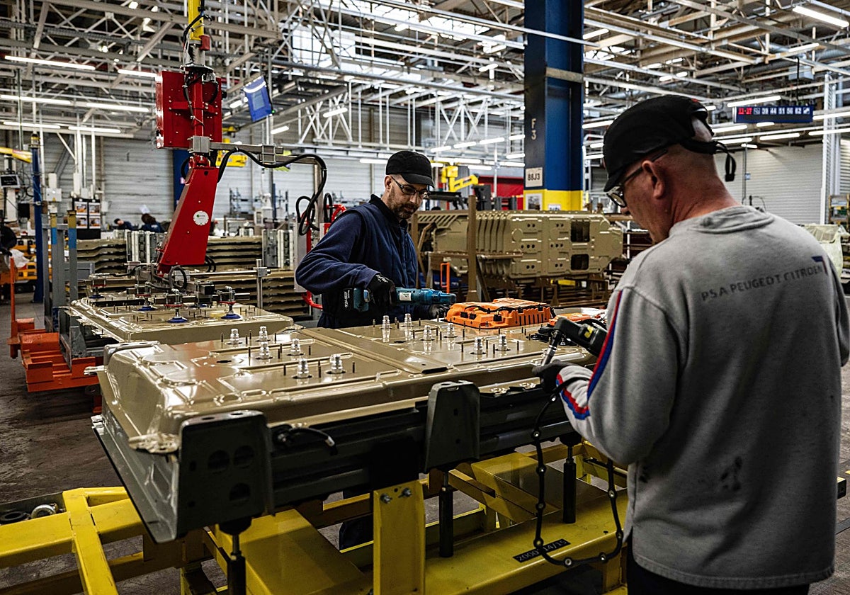 Operarios de Stellantis ensamblan celdas de una batería CATL