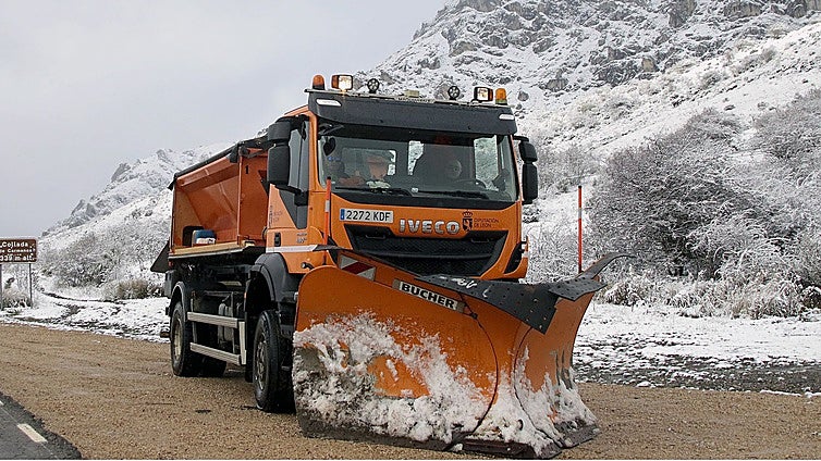 Nieve en carreteras: la DGT anuncia cortes, desvíos y restricciones