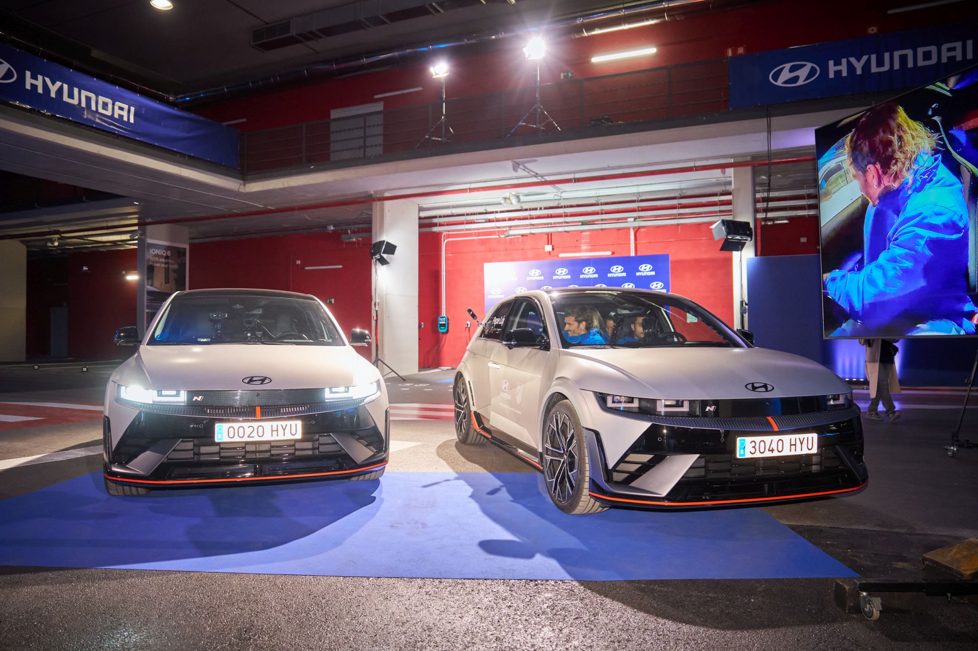 El aparcamiento del Riyadh Air Metropolitano se transformó en un auténtico circuito urbano donde potencia, precisión y espíritu rojiblanco se mezclaron en una jornada única de conducción