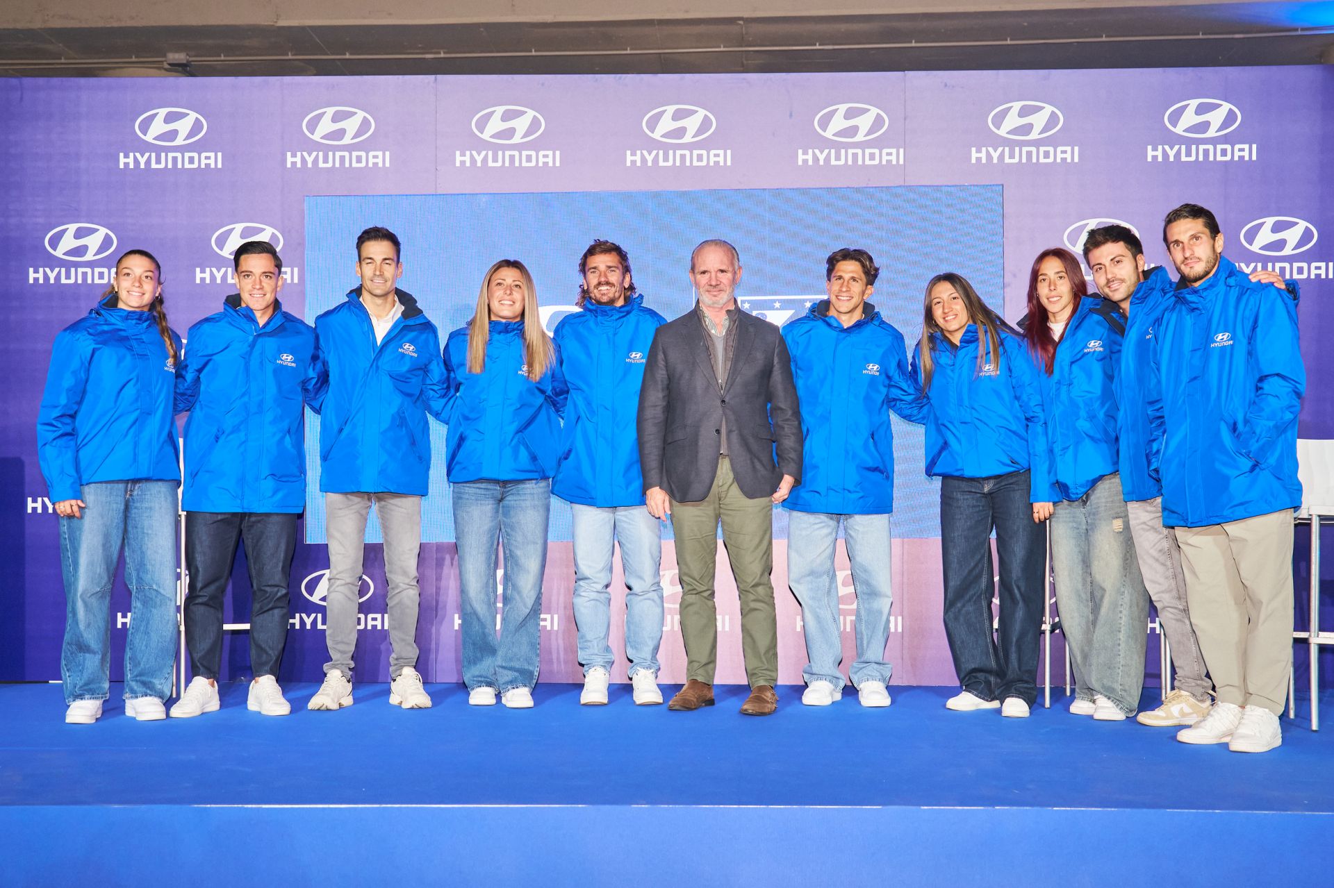 Hyundai Motor España reunió a algunos de los grandes nombres del Atlético de Madrid —Griezmann, Koke, Giuliano, Raspadori, Simeone, Lola Gallardo, Menayo, Fiamma y Lloris— y los pilotos Dani Sordo y Pepe López para ponerlos al mando del Hyundai IONIQ 5N, el modelo eléctrico más radical y divertido de la marca