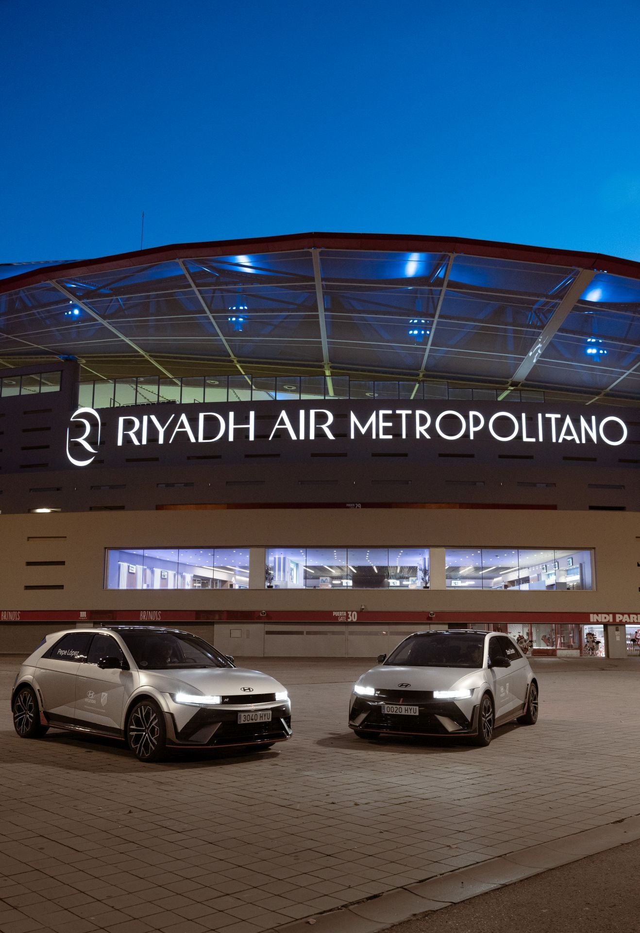 Jugadores, pilotos y aficionados se enfrentaron a dos retos que pusieron a prueba su control y precisión. La primera prueba consistió en el aparcamiento imposible: elegir el hueco más difícil, evitar tocar obstáculos y completar la maniobra en tiempo récord