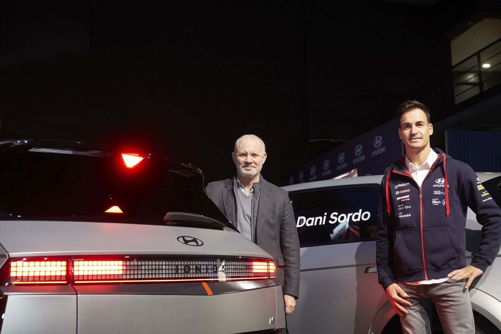 Hyundai Motor España llenó el aparcamiento del estadio Riyadh Air Metropolitano de potencia, tecnología y la adrenalina que se experimenta al conducir el IONIQ 5 N, un modelo que revoluciona el mercado de los eléctricos con un enfoque deportivo que lo hace único. Jugadores del primer equipo masculino y femenino del Atlético de Madrid como Griezmann, Koke, Giuliano, Raspadori, Lola Gallardo, Menayo, Fiamma y Lloris demostraron su habilidad al volante, bajo la mirada de sus entrenadores Diego Pablo Simeone y Víctor Martín