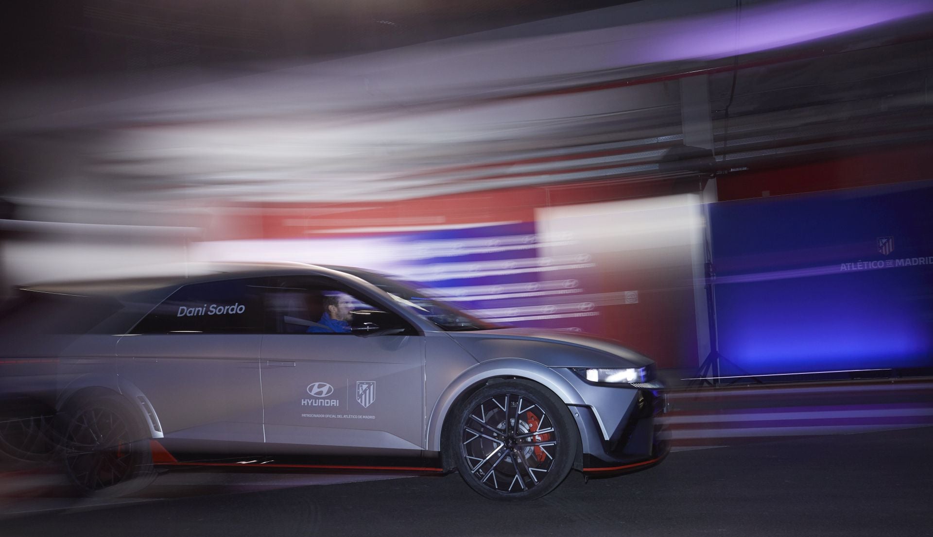 Estos ejercicios mezclaron la adrenalina con la disciplina y dejaron alguna que otra sorpresa y piques sano entre los jugadores, todo ello mostrando sus mejores tácticas y siempre bajo el valor de la deportividad. Tras la competición, llegó uno de los momentos más esperados: Sordo y López tomaron el volante para realizar vueltas de exhibición y maniobras extremas que dejaron claro por qué el IONIQ 5 N es mucho más que un eléctrico; es pura emoción