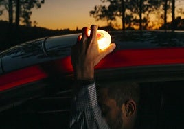 La DGT amenaza con multas por no llevar la baliza V16 conectada