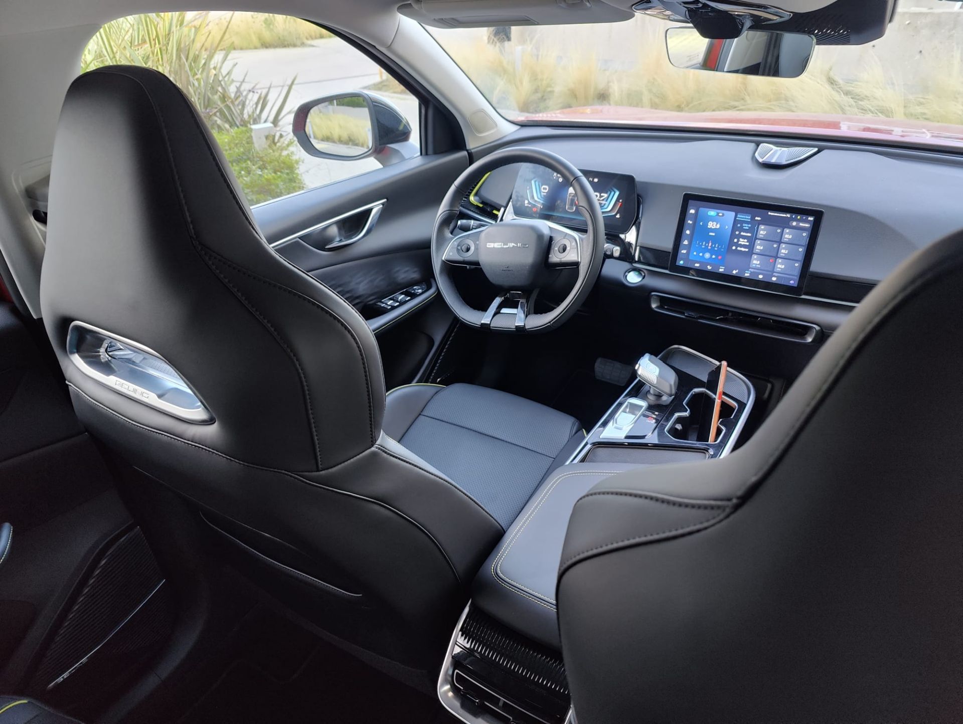 En el salpicadero el nuevo BAIC X55 monta dos pantallas: una para la instrumentación y otra, táctil y con resolución HD, para manejar el equipo multimedia compatible con Apple CarPlay y CarbitLink.