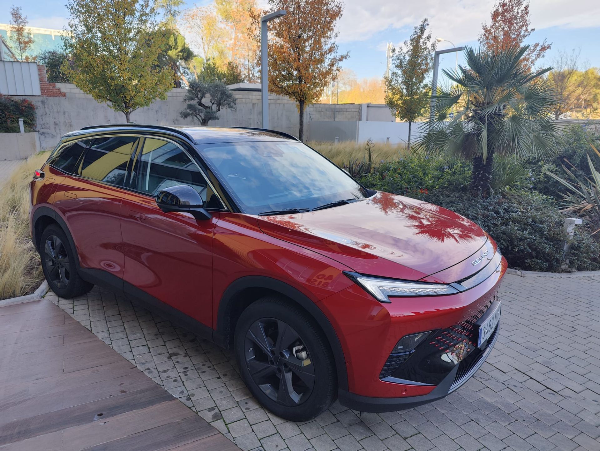 En el frontal encontramos unos faros con tecnología led que proyectan un haz diurno adiamantado y que le otorga una estampa distintiva en el tráfico.