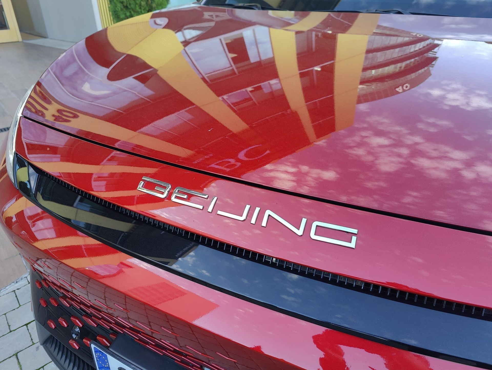 La carrocería está disponible en cinco colores: blanco, gris claro, gris oscuro, rojo y azul cian.