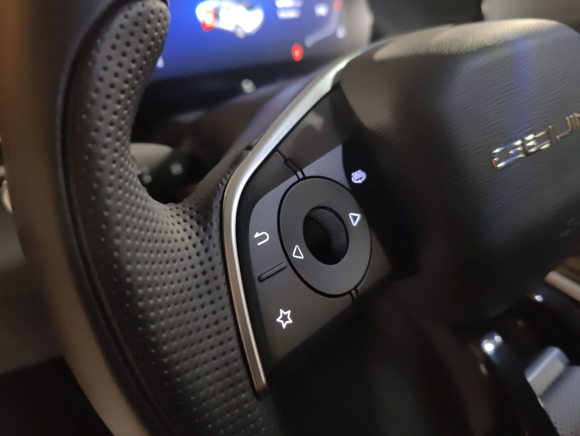 En el salpicadero el nuevo BAIC X55 monta dos pantallas: una para la instrumentación y otra, táctil y con resolución HD, para manejar el equipo multimedia compatible con Apple CarPlay y CarbitLink.