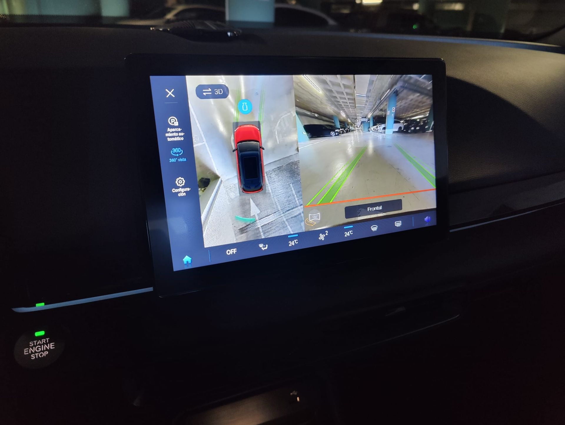 En el salpicadero el nuevo BAIC X55 monta dos pantallas: una para la instrumentación y otra, táctil y con resolución HD, para manejar el equipo multimedia compatible con Apple CarPlay y CarbitLink.