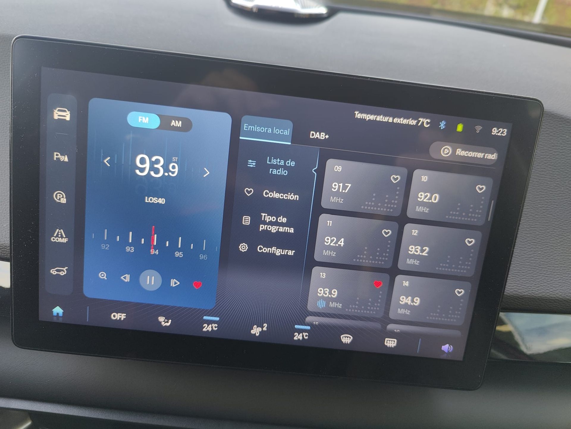En el salpicadero el nuevo BAIC X55 monta dos pantallas: una para la instrumentación y otra, táctil y con resolución HD, para manejar el equipo multimedia compatible con Apple CarPlay y CarbitLink.